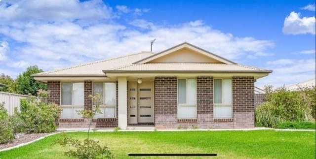 1/3 Carinya Street, NSW 2650