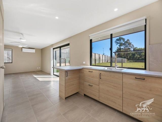 3/8 Railway Pde, QLD 4510