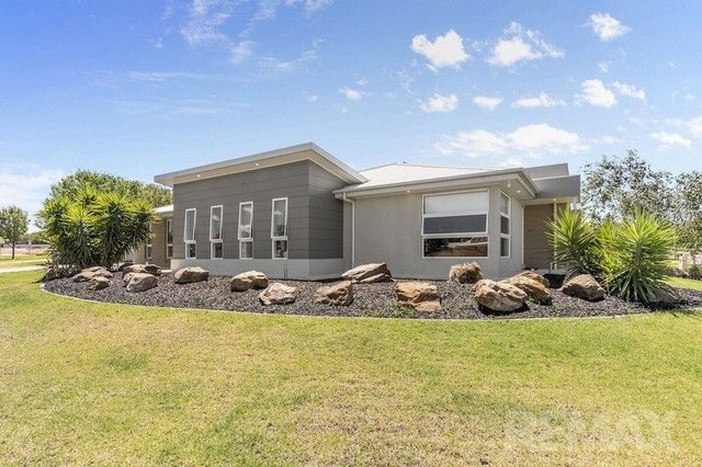 27 Bradman Drive, NSW 2650