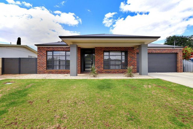 2 Watson Crt, NSW 2710