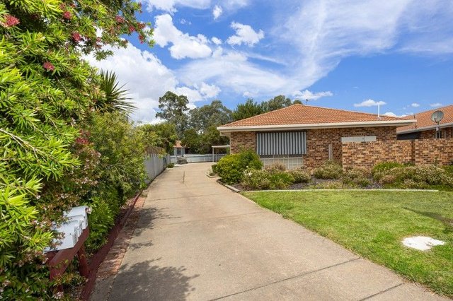 2/24 Incarnie Crescent, NSW 2650