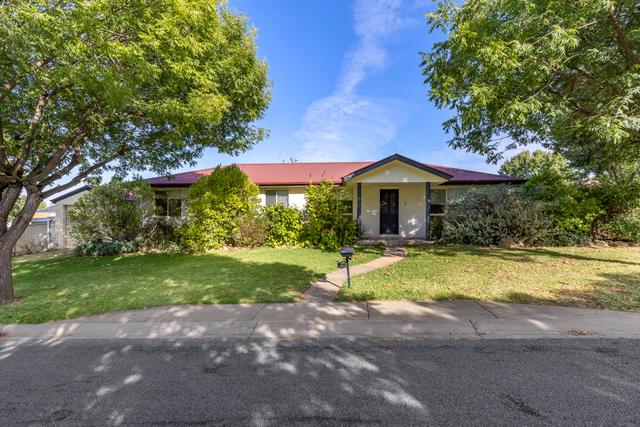 3 Madin Place, NSW 2650