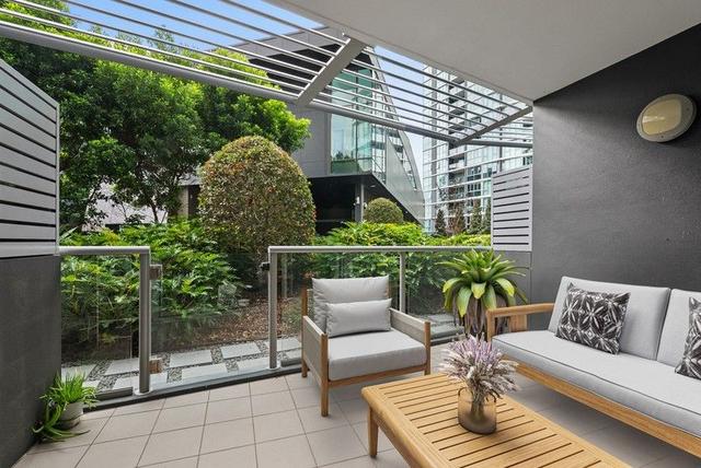 10002/8 Harbour Road, QLD 4007