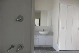 Bathroom (2016-10-20)