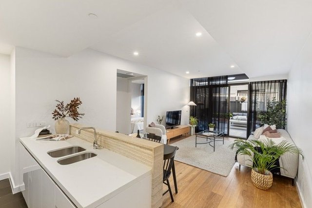 2/18 Wendouree Parade, VIC 3350