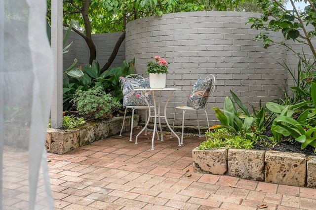 4/233 Hensman Road, WA 6008