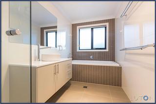 Bathroom 2 (2014-05-30)