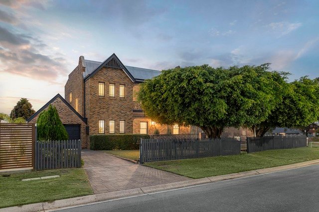 18 Flametree Street, QLD 4035