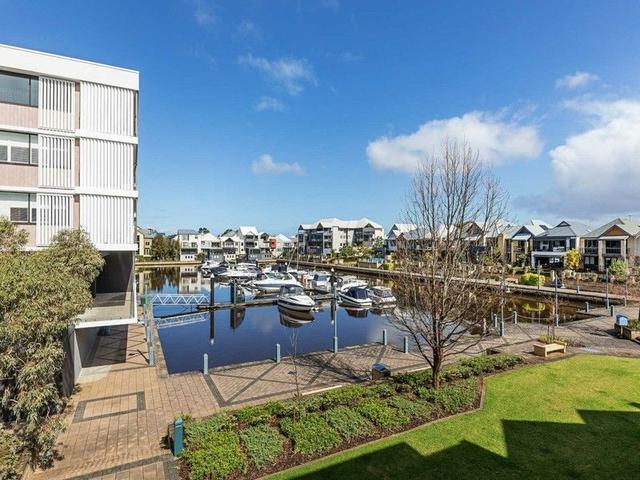 2/10 Marina Drive, WA 6104