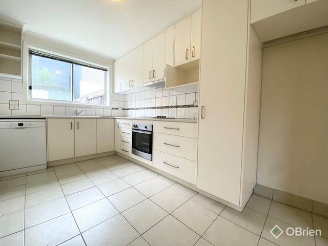 2/10 James  Street, VIC 3195