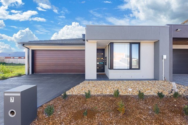 7 Touriga Circuit, VIC 3429