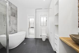 Bathroom (2016-10-27)
