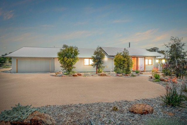 32 McQueen Drive, VIC 3321