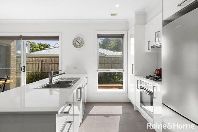 2/27 Mahoneys Road, VIC 3431