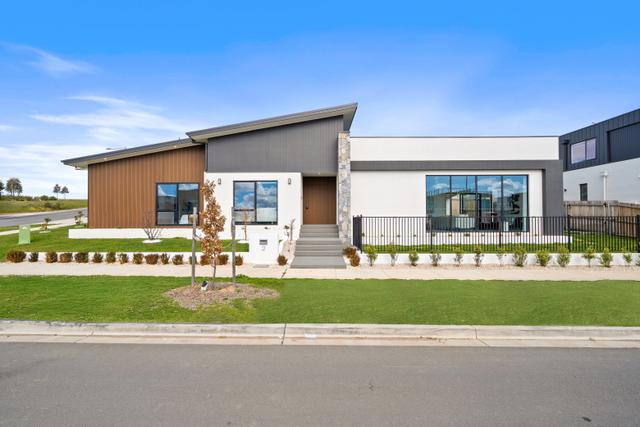 2 Rosanove Crescent, ACT 2611