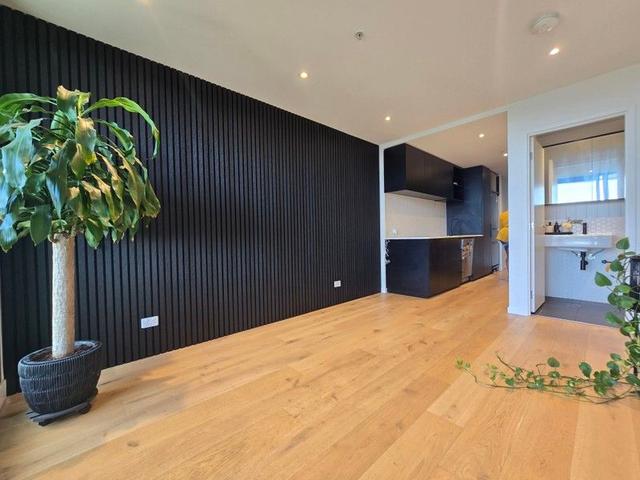 2004/8 Hallenstein Street, VIC 3011