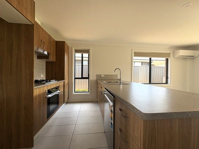 1/2 Tindall Court, NSW 2350