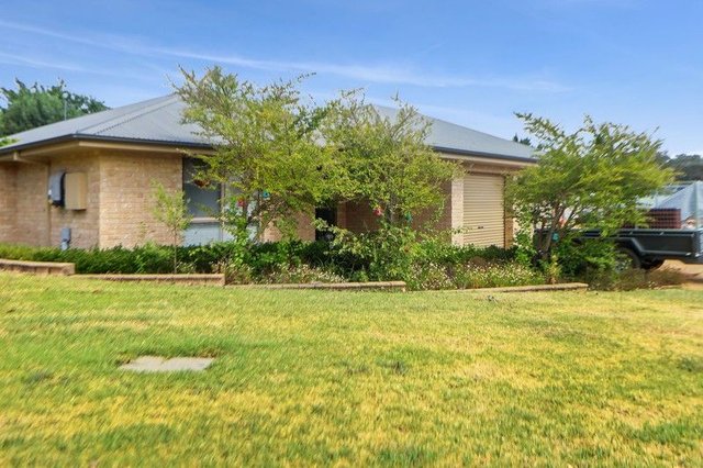 18 Lyndoch  Place, NSW 2650