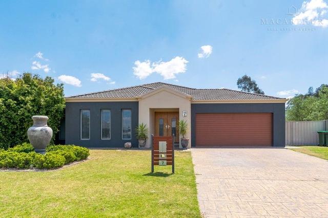 7 Breasley Crescent, NSW 2650