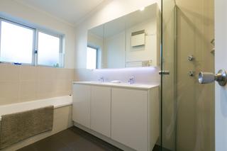 Bathroom (2016-12-16)