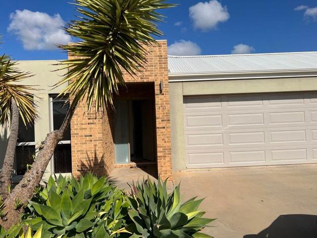 1/11 Wisteria Way, VIC 3500