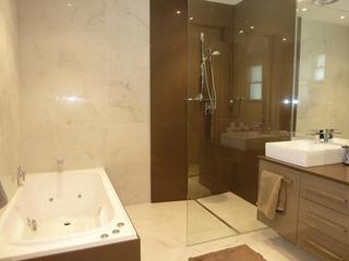 Bathroom (2012-10-24)