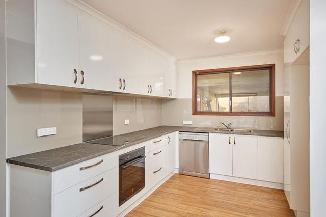 8 Warrambool Crescent, NSW 2650