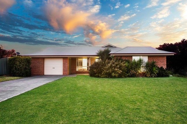 82 White Circle, NSW 2850