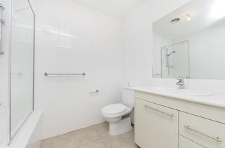 Bathroom 2 (2013-03-22)