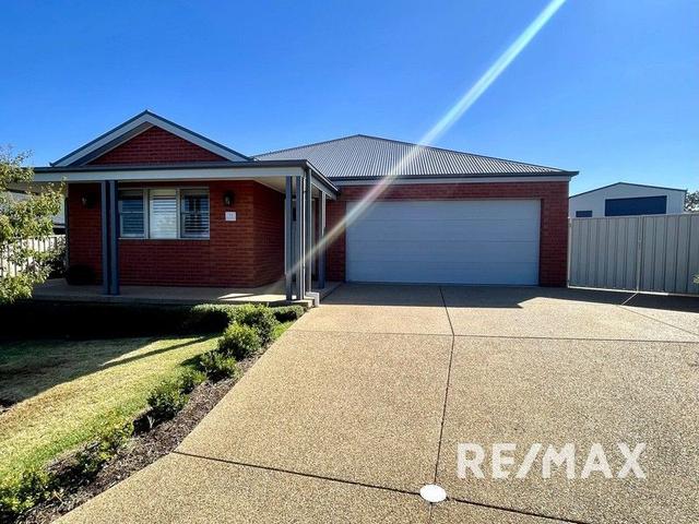 12 Lallal Place, NSW 2650