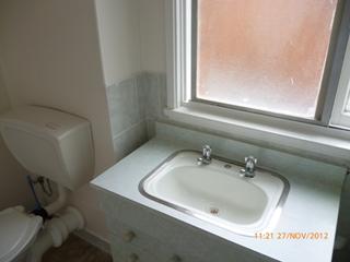 Bathroom (2012-11-28)