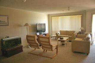 Lounge (2010-12-01)