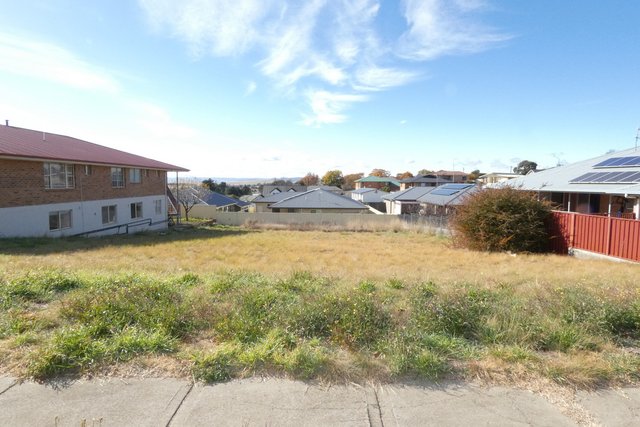 8 East Camp Drive, NSW 2630