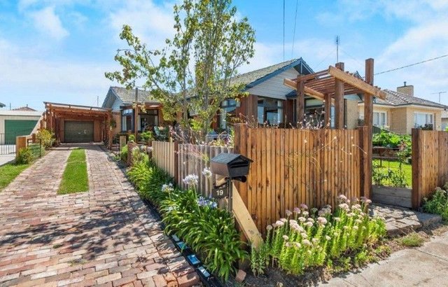 19 Eton St, VIC 3355