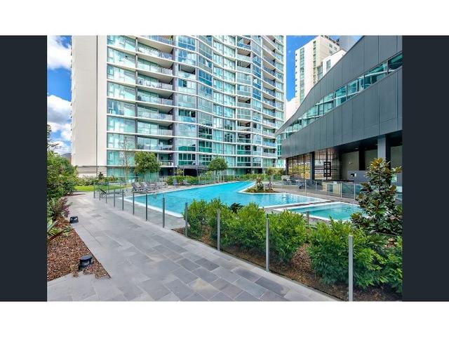 20001/8 Harbour Road, QLD 4007