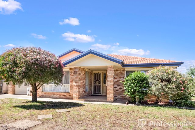 86 Paldi Crescent, NSW 2650