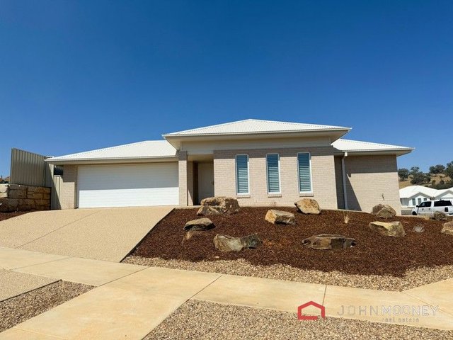 2 Whitlam Crescent, NSW 2650