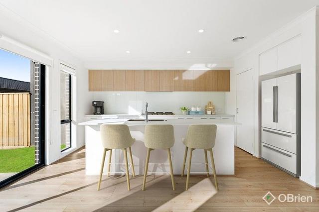 11 Bronze Leaf Walk, VIC 3805