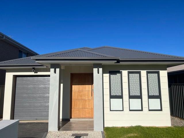 12 Starling St, NSW 2570