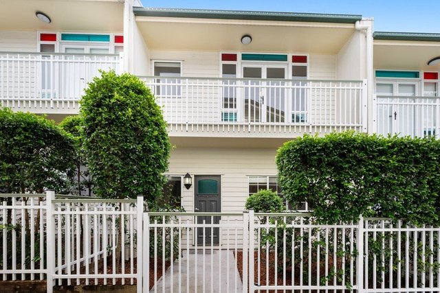 2/11 Ellena Avenue, QLD 4120