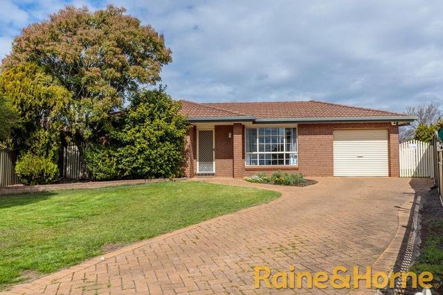 18 John Glenn Place, NSW 2830