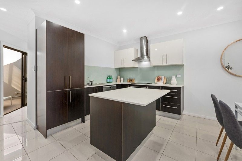 https://images.allhomes.com.au/property/photo/96ead8c5e6918607bdd477c0cda26326_hd.jpg