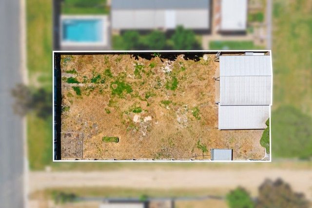 12 Lake Street, NSW 2650