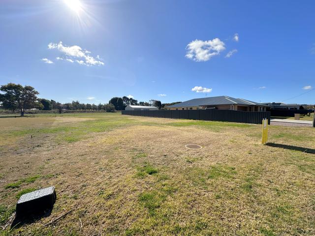 6 Lawson Drive, NSW 2810