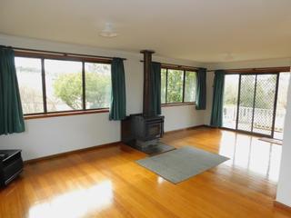 Lounge Room (2017-08-17)
