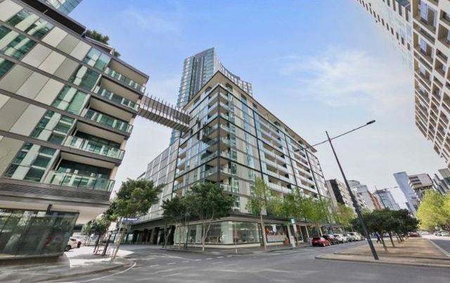 2C/8 Waterside  Place, VIC 3008