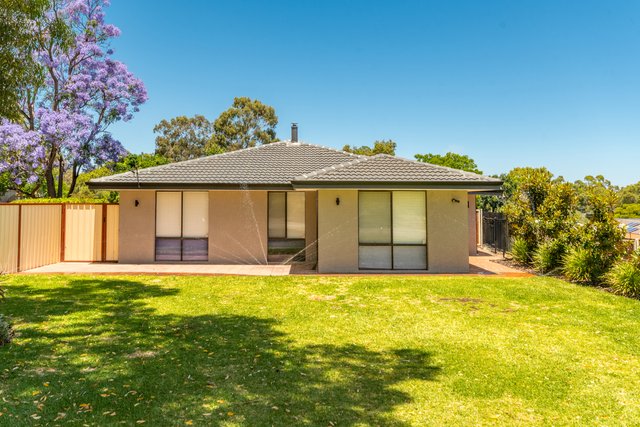 8 Myrtle Street, WA 6076