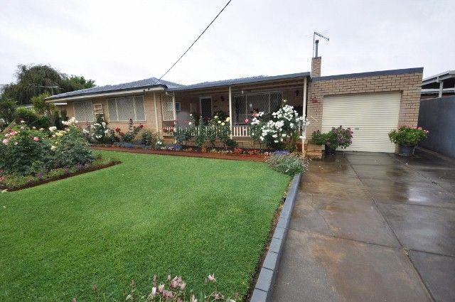 215 Knutsford Av, WA 6105