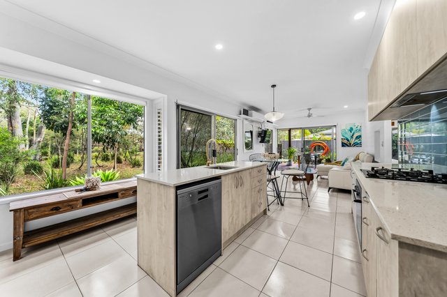 8 Lakes Edge Lane, QLD 4078