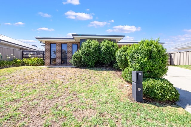 13 Sturrock Drive, NSW 2650
